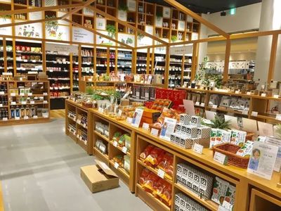 在这家 MUJI 风的小店，美到忘记自己在买土特产